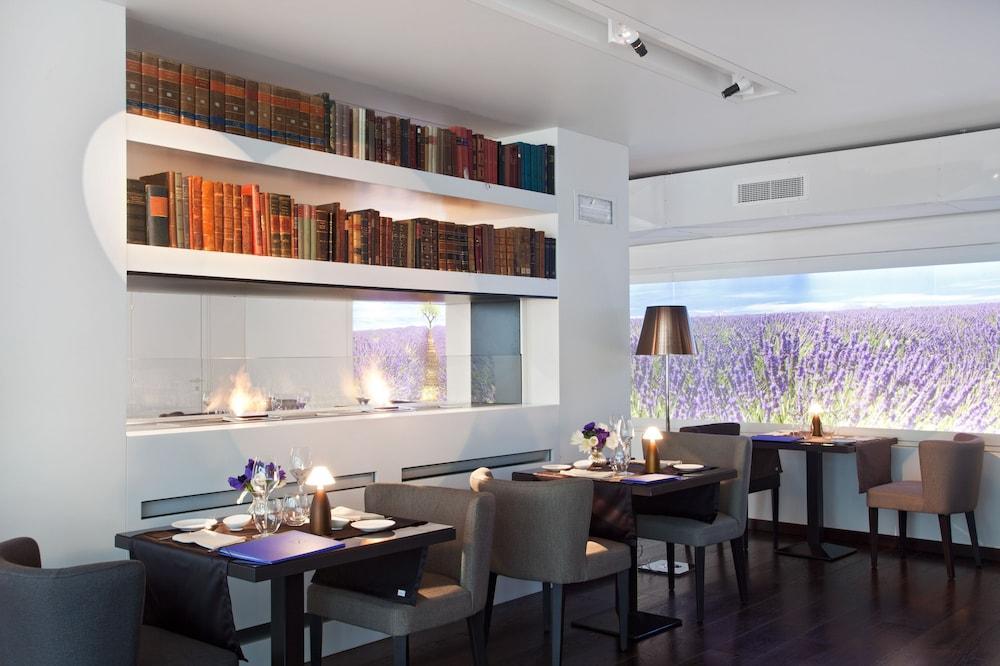 فندق ماجنا باريس 1 هوتل إيه بارفوم ميلان المظهر الخارجي الصورة Interior of the restaurant