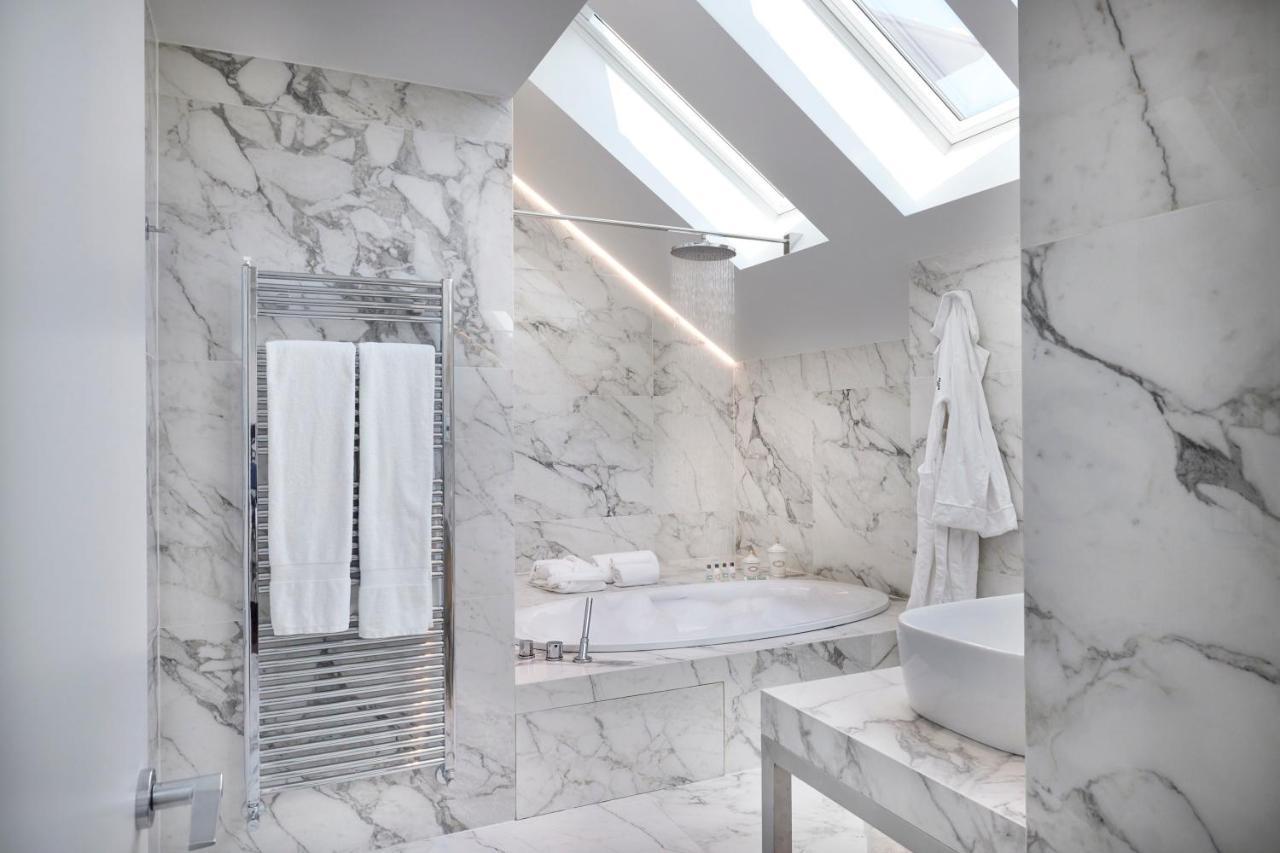 فندق ماجنا باريس 1 هوتل إيه بارفوم ميلان المظهر الخارجي الصورة Bathroom with marble walls