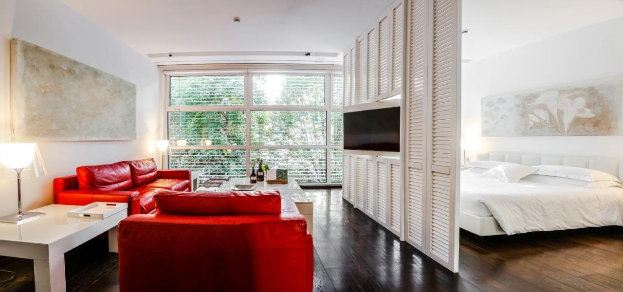 فندق ماجنا باريس 1 هوتل إيه بارفوم ميلان المظهر الخارجي الصورة A room divider in a living room