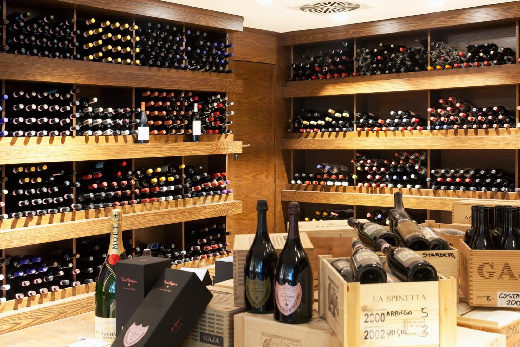 فندق ماجنا باريس 1 هوتل إيه بارفوم ميلان المظهر الخارجي الصورة Wine cellar