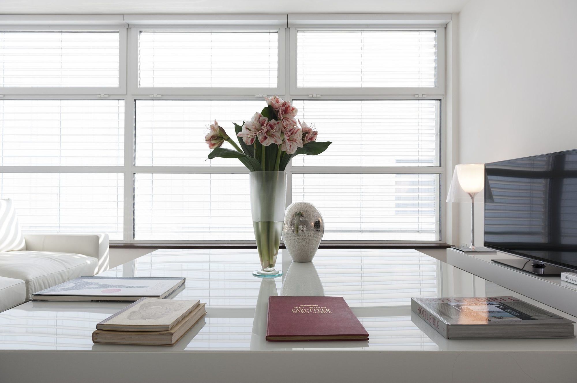 فندق ماجنا باريس 1 هوتل إيه بارفوم ميلان المظهر الخارجي الصورة A living room with a large window