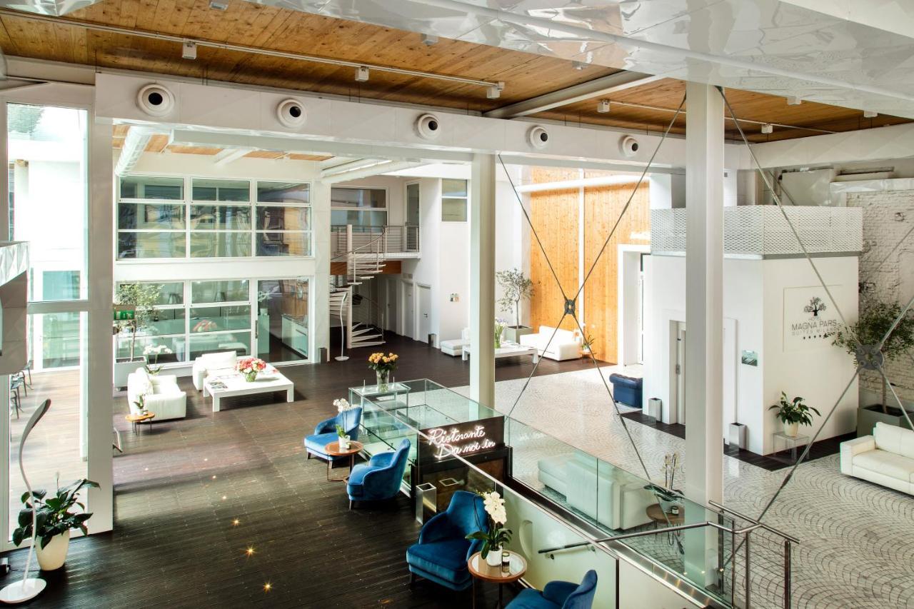 فندق ماجنا باريس 1 هوتل إيه بارفوم ميلان المظهر الخارجي الصورة Interior of the Business and Management Building