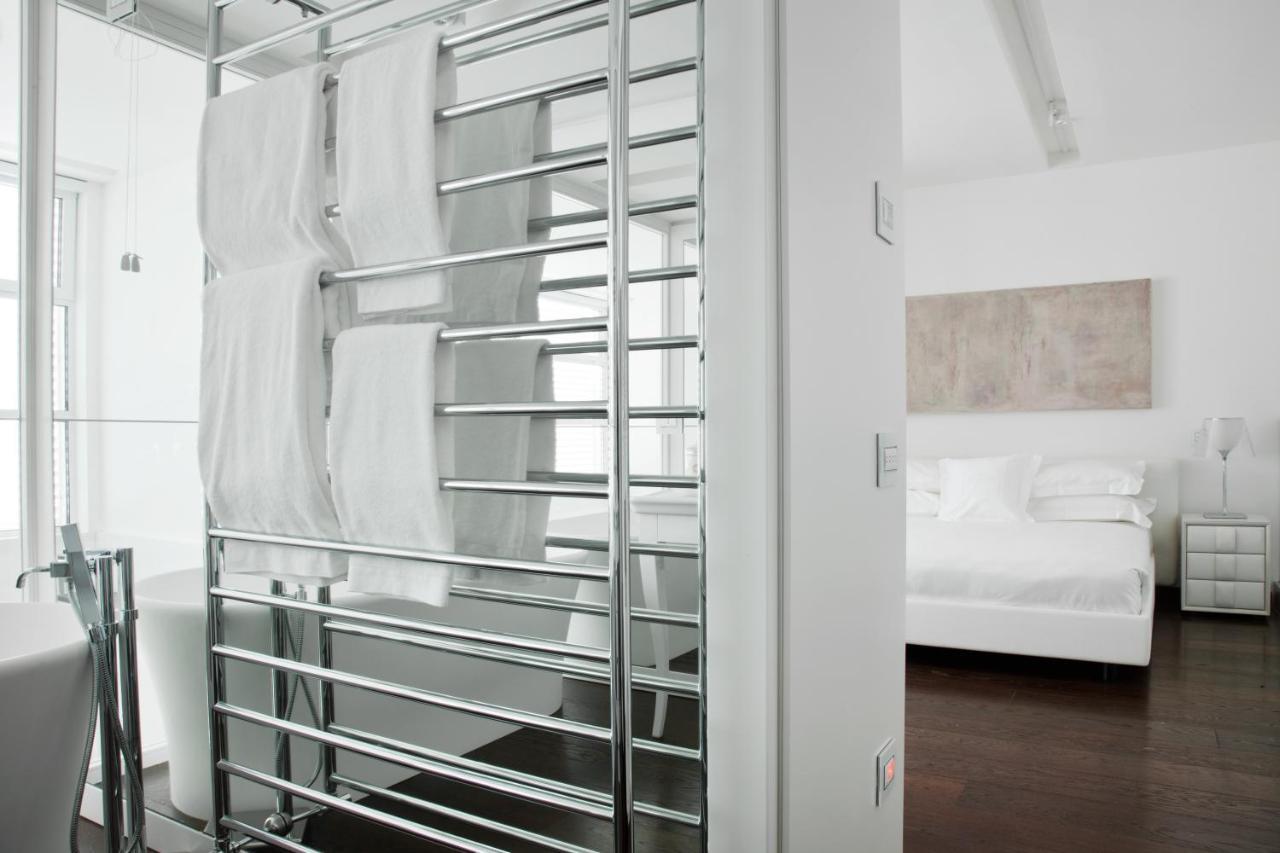 فندق ماجنا باريس 1 هوتل إيه بارفوم ميلان الغرفة الصورة A towel warmer